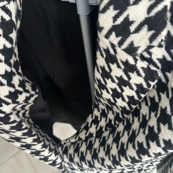 REVOLVE HOUNDSTOOTH SQ SHOULDER PADDED BLACK AND WHITE BLAZER - Picture 8 of 8